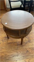 Round side table (25 x 22.5)