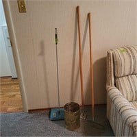 U215 Floor sweeper Mop handles & garbage can