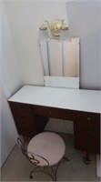 Makeup Dresser/Mirror w/chair-6 drawers (1 leg