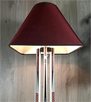 Lampe UNIQUE fait avec bâtons de hockey 70" haut