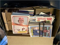 TRAY OF ASSORTED BASEBALL CARDS