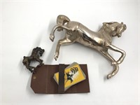 CAST METAL HORSE FIGURES AND DECK OF HORSE PRINT