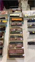 HO scale train cars - lot of 8.      1082
