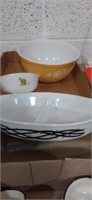 Lot with Pyrex dishs and 1 fire king bowl