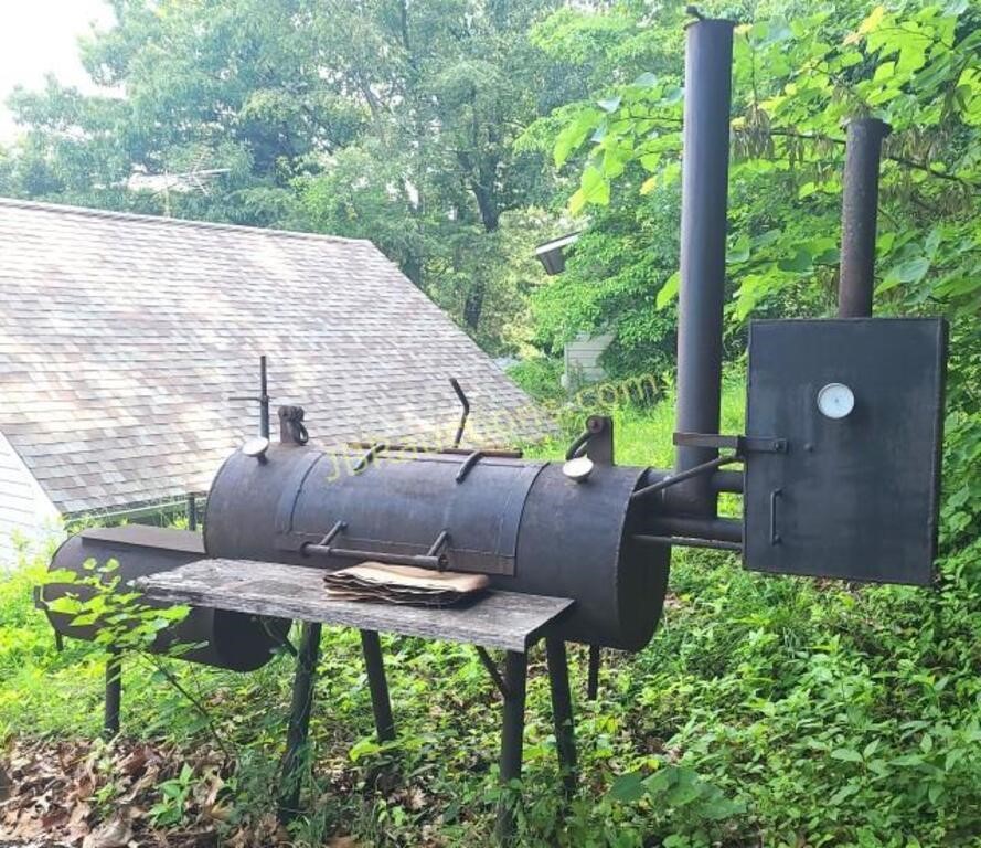 NICE LARGE GRILL/SMOKER COMBINATION