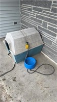 PLASTIC 2 PIECE DOG HOUSE AND HEATED WATER DISH