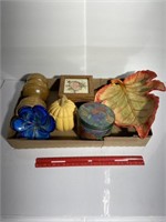 Flat of assorted decorative items