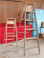 2 Wooden Ladders: 4' and 6'