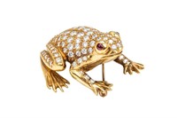 18K YELLOW GOLD AND DIAMOND FROG BROOCH, 16.4g