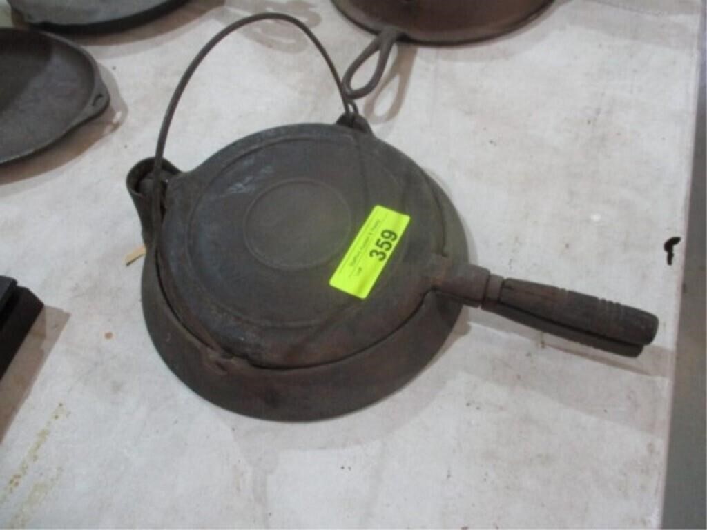 Old Wagner cast iron waffle maker