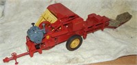 Reickie 1/16 NH Baler w/ Wisconsin Engine