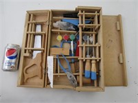 Caisse à outils en bois avec divers outils