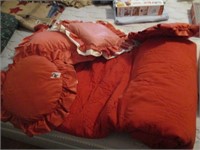 Bedspread & Pillows