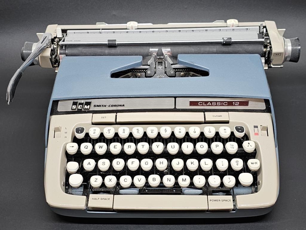 Smith Corona Classic 12 Typewriter w/ Carry Case