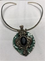 Silver toned collar necklace w green pendant