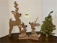 Wooden Reindeer & Gold Tinsel Tree