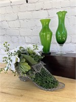 Wire mesh shoe w/flowers, 2 green Art glass