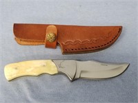 Fixed bladed knife with horn scales and sheath 7.5