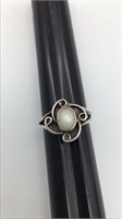 Sterling silver and mother of pearl ring size 3