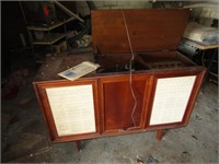 VINTAGE V M STEROPHONIC RECORD PLAYER W/ CABINET