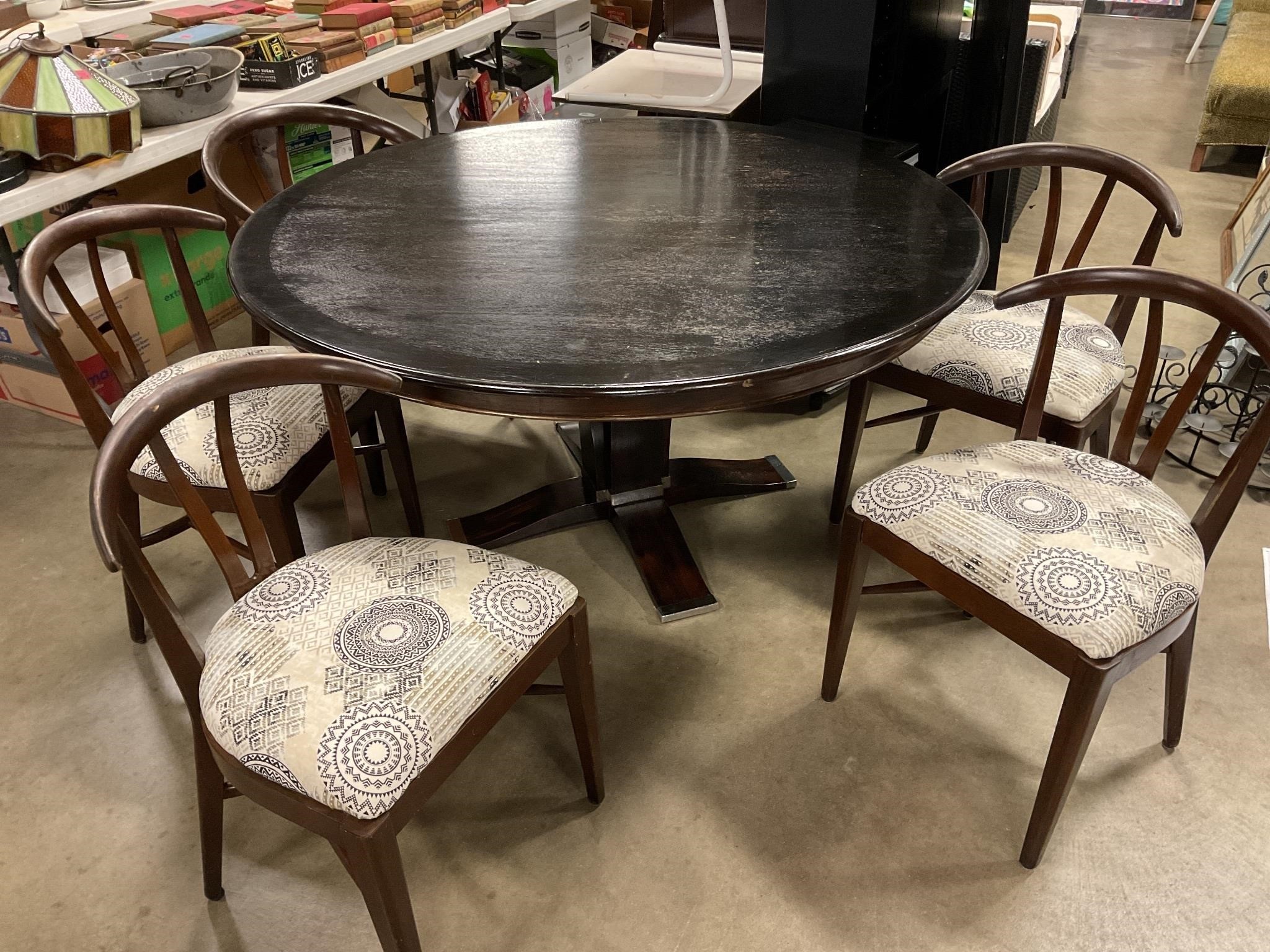 Rround table with five chairs