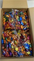 Large box of caramels, cremes and fine pralines x