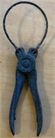 VINTAGE ANTIQUE TOOL / 8 INCHES LONG / SHIPS