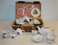 Picnic Basket with 21 Pieces Christmas Tree Tea