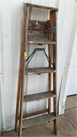 Wooden ladder, 4 step, 3 useable, not tested