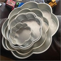 Wilton nesting set flower pattern