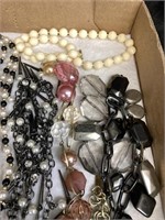 FASHION BEADS LOT / JEWELRY