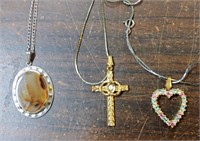 3 COSTUME JEWELRY NECKLACES