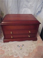 LOT 172 SOLID JEWELRY BOX MINT CONDITION