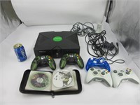 Console Xbox avec accessoires et plusieurs jeux