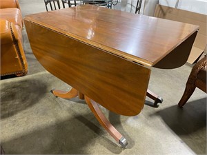 Drop leaf table with 2 leafs