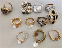 F - LOT OF COSTUME JEWELRY RINGS (G90)