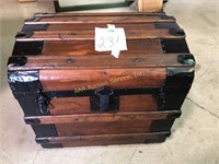 Vintage steamer trunk (good condition)