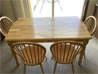 Table with 4 chairs in great condition