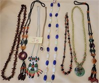 Q - LOT OF COSTUME JEWELRY NECKLACES (J5)