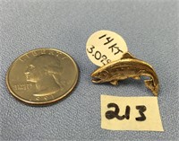A 14K gold jumping salmon tie pin, weight: 3.095g