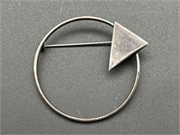 Sterling Silver Arrow in Circle Pin, TW 6.09g