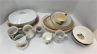 Mixed glassware lot: coffee cups, fire-king bowl,