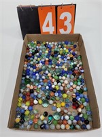 GROUPING VINTAGE MARBLES