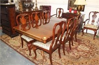 Mahg Thomasville Table, 2 leafs, pads, 8 Chairs,