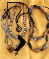 D - LOT OF COSTUME JEWELRY NECKLACES (J43)