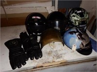 (5) motorcycle helmets and set of leather