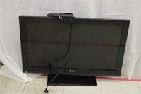 32" LG TV w/ Remote ~ Powers On