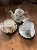2 tea cups & saucers & teapot