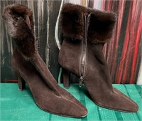 11 - PAIR OF WOMEN'S BOOTS SIZE 8.5 (R15)