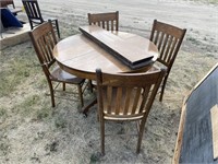 Round oak table & 4 chairs, w/3 leaves